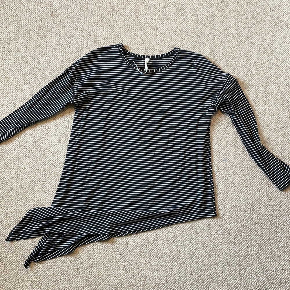Lululemon long sleeve striped shirt To The Point shirt tie hem size 6
